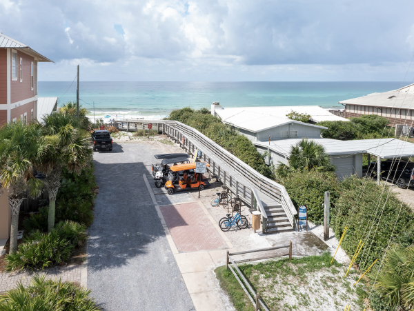 Luxury Beach Vacation Home wit Large Pool & Upscale Decor